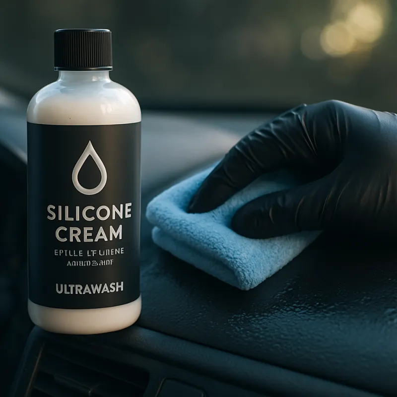 Botella de Silicona Crema UltraWash aplicada con paño de microfibra sobre plásticos de auto con acabado brillante