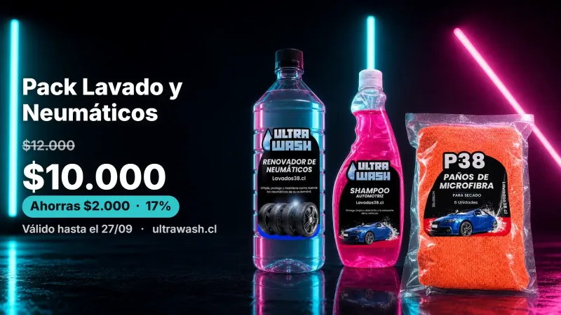 Manos secando la carrocería de un auto recién lavado con un paño de microfibra.